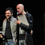 (da sinistra) Massimo Bonelli e Massimo Cotto alla XIV edizione del Premio De André