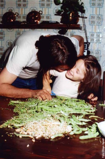 Fabrizio con la figlia Luvi nella cucina de L'Agnata, 1980