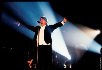 Fabrizio in concerto mentre canta Ottocento, tour Le nuvole, 1991